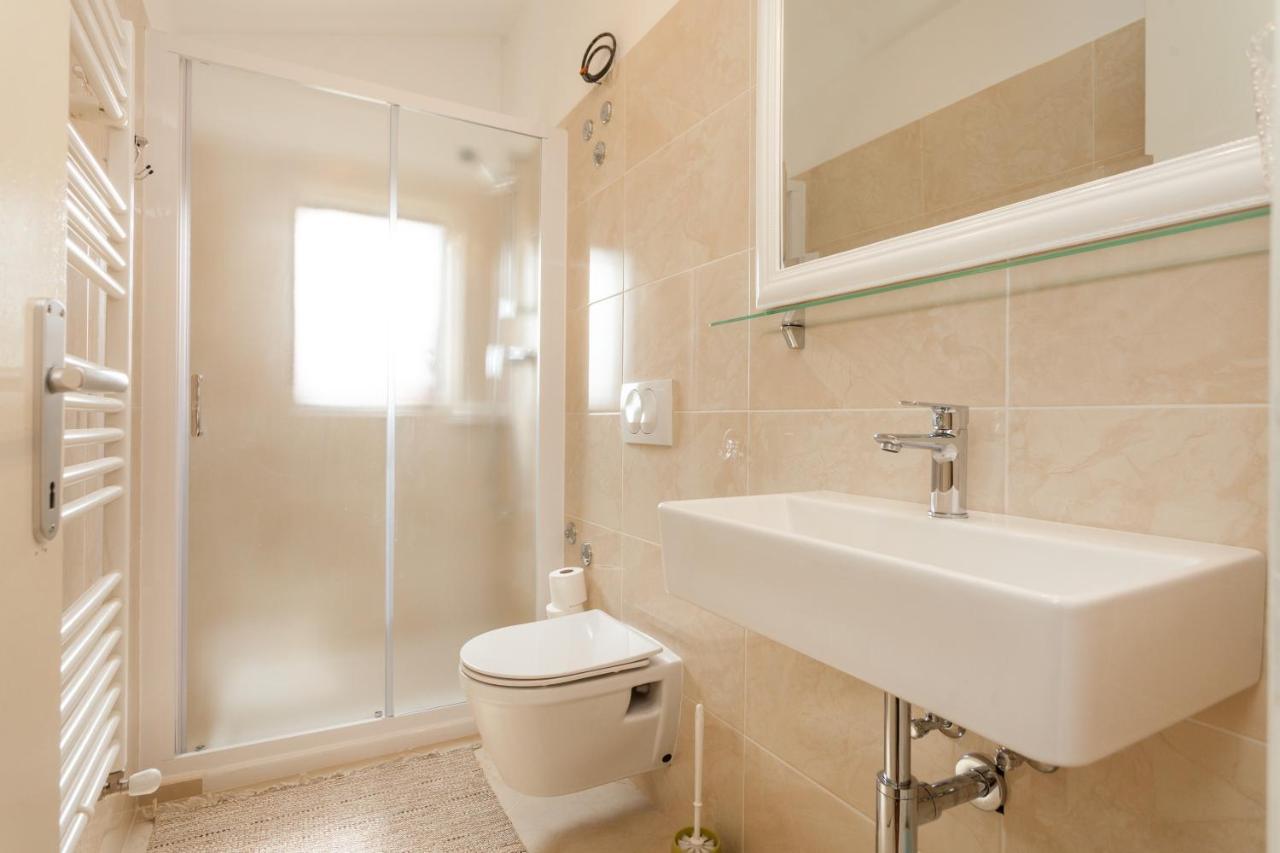 Aneli Rooms & Apartament Ровінь Екстер'єр фото
